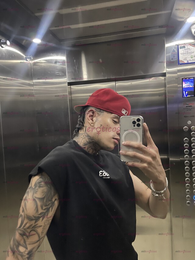 FOTOS DE HEY , JOVEN TATUADO ATLÉTICO LISTO PARA COMPLACERLO