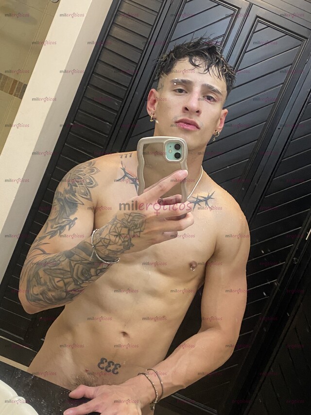 FOTOS DE HEY , JOVEN TATUADO ATLÉTICO LISTO PARA COMPLACERLO