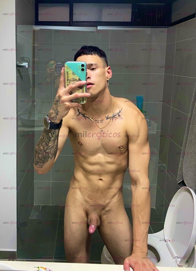 FOTOS DE HEY , JOVEN TATUADO ATLÉTICO LISTO PARA COMPLACERLO