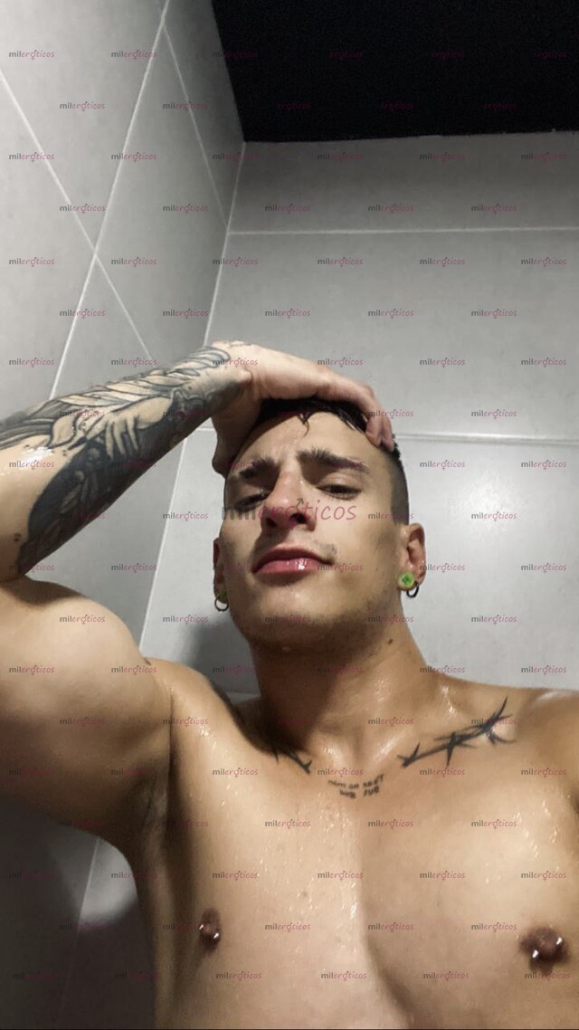 FOTOS DE HEY , JOVEN TATUADO ATLÉTICO LISTO PARA COMPLACERLO