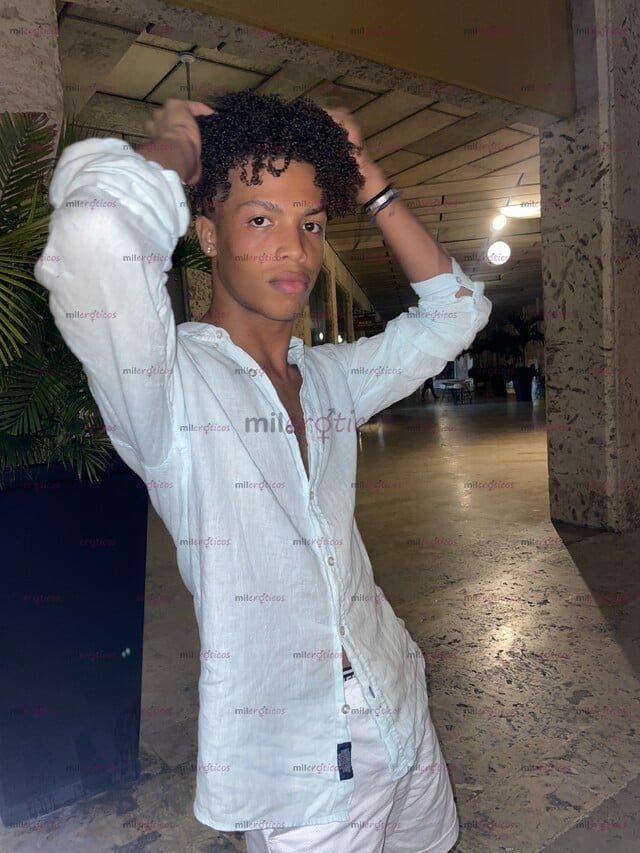 FOTOS DE TU CHICO TRAVIESO Y SUMISO CON GANAS DE TU LECHE .