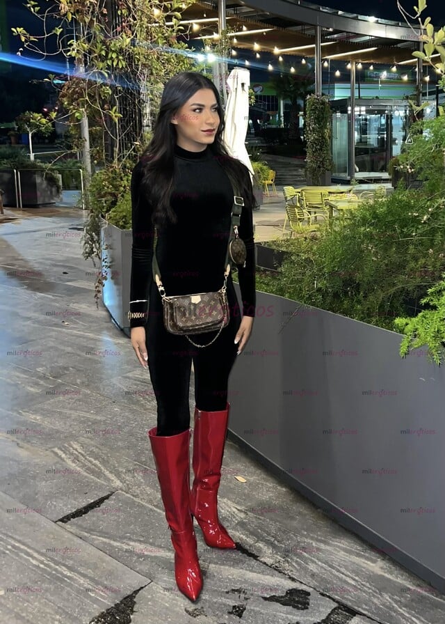 FOTOS DE MORENITA CALIENTE DE 22 AÑITOS SÚPER FEMENINA Y LECHERA.