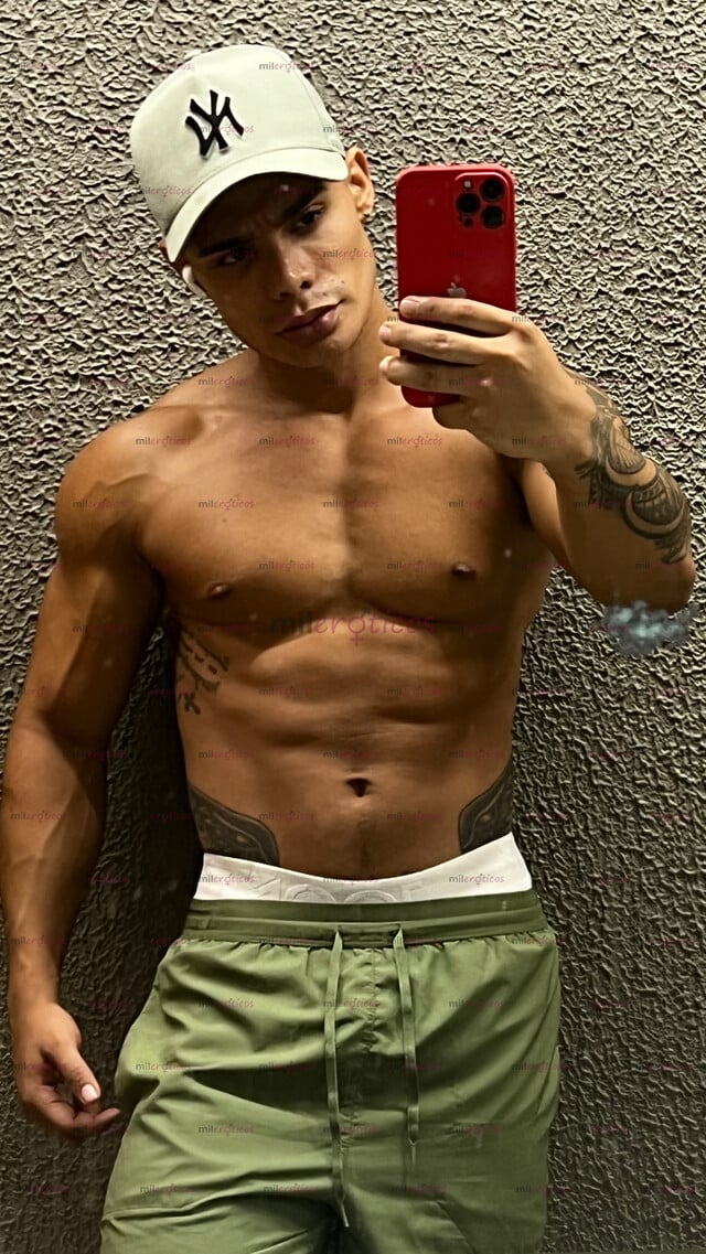 FOTOS DE CHICO ATLÉTICO CON BUEN CUERPO Y UNA VERGA GRANDE Y DURA