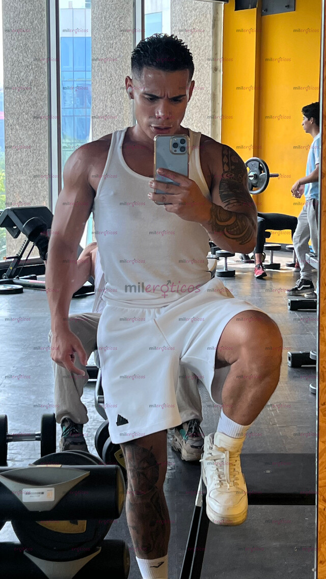 FOTOS DE CHICO ATLÉTICO CON BUEN CUERPO Y UNA VERGA GRANDE Y DURA