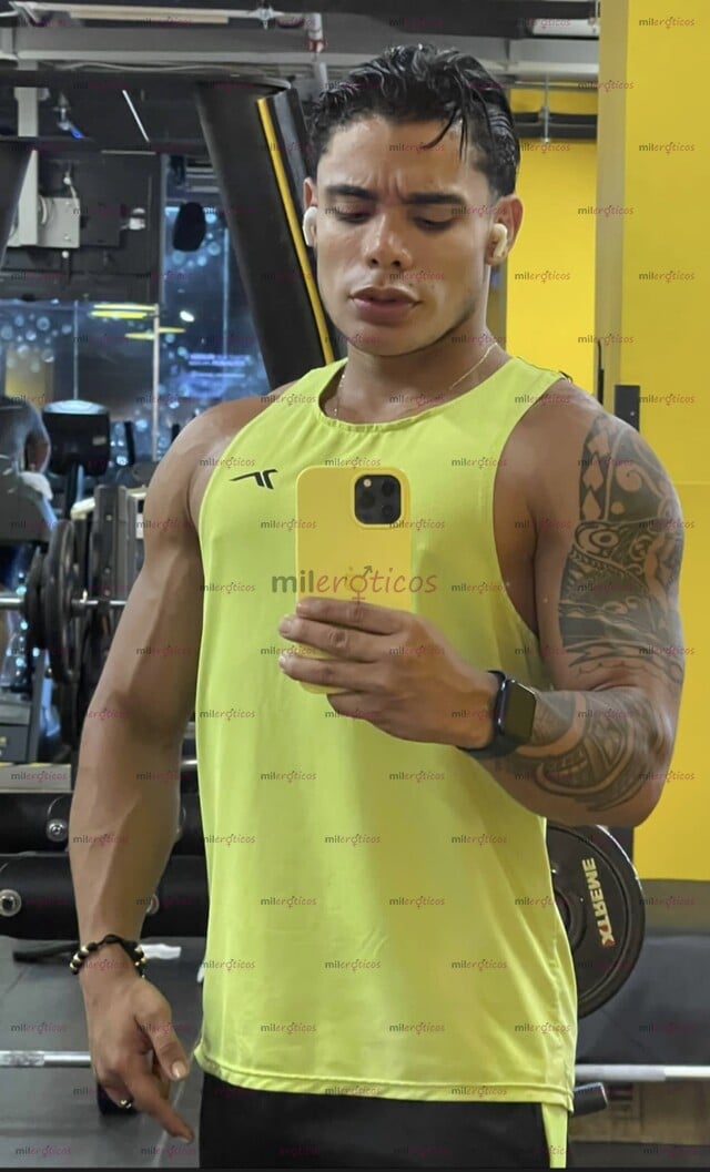 FOTOS DE CHICO ATLÉTICO CON BUEN CUERPO Y UNA VERGA GRANDE Y DURA