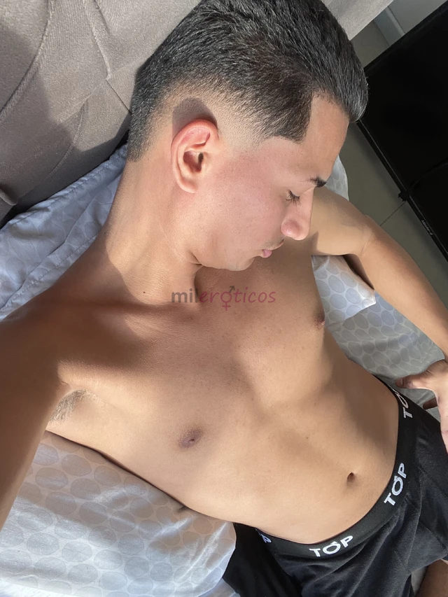 Hola amp tengo 21 anos soy versatil muy calienteme gusta besar acariciar dar masajes y follar hago todo tipo de encuentros lo que tu me pidas en la ca...