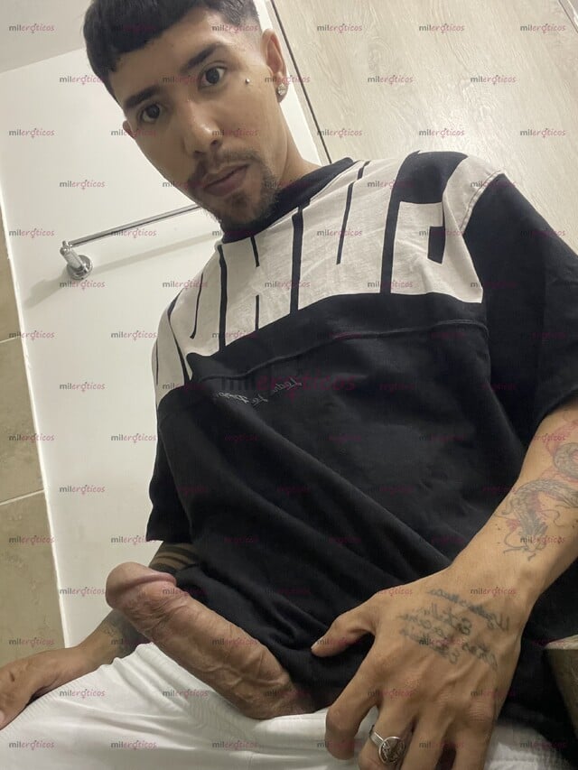 FOTOS DE JOVEN LLENO DE TATUAJES DISPUESTO A DARTE UNA GRAN NOCHE DE PLACER!!!