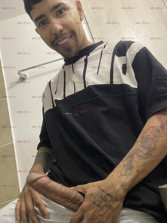 FOTOS DE JOVEN LLENO DE TATUAJES DISPUESTO A DARTE UNA GRAN NOCHE DE PLACER!!!