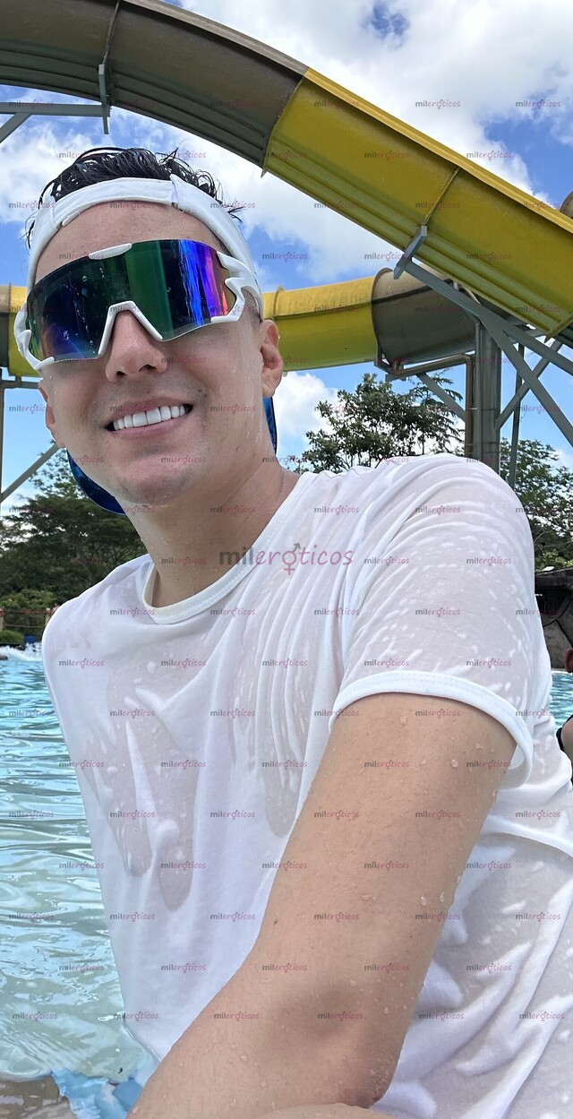 FOTOS DE 2 GUYS LOOKING TO LIVE UNFORGETTABLE MOMENTS