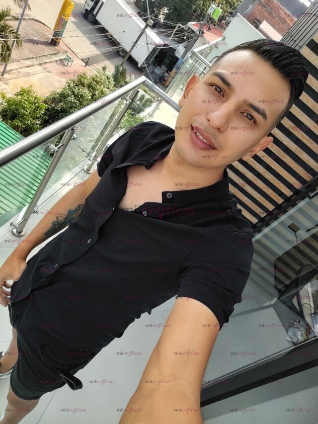 FOTOS DE 2 GUYS LOOKING TO LIVE UNFORGETTABLE MOMENTS