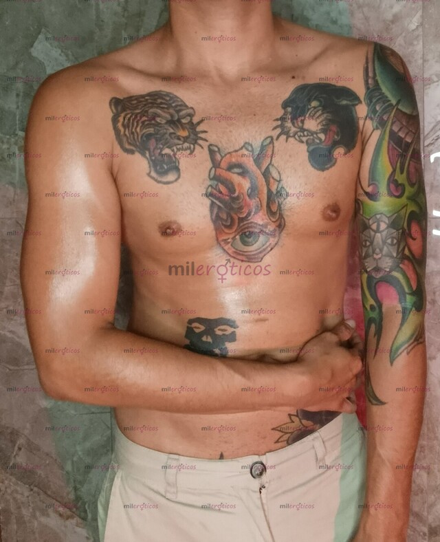 FOTOS DE CHICO COMPLACIENTE TATUADO Y CALIENTE CON LUGAR AHORA