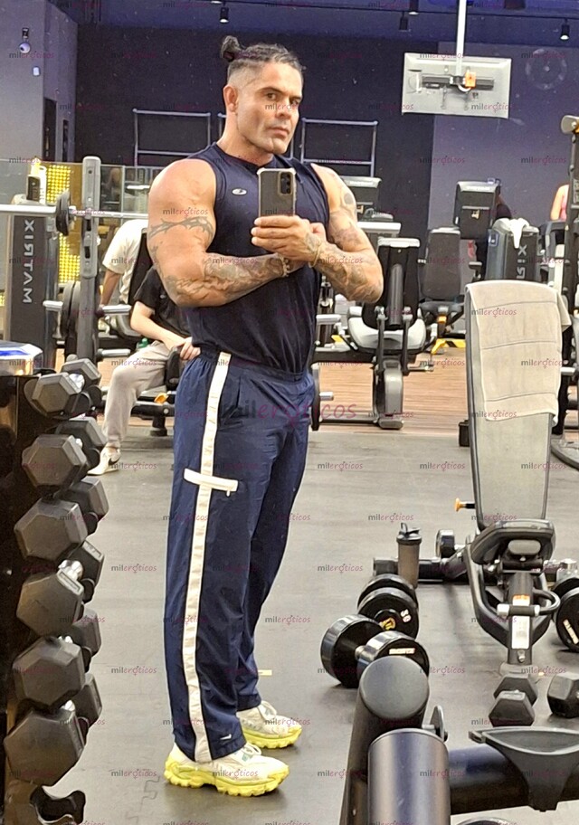 FOTOS DE EL REGALO PERFECTO PARA ELLA UN MACHO FITNESS GUAPO Y DOTADO