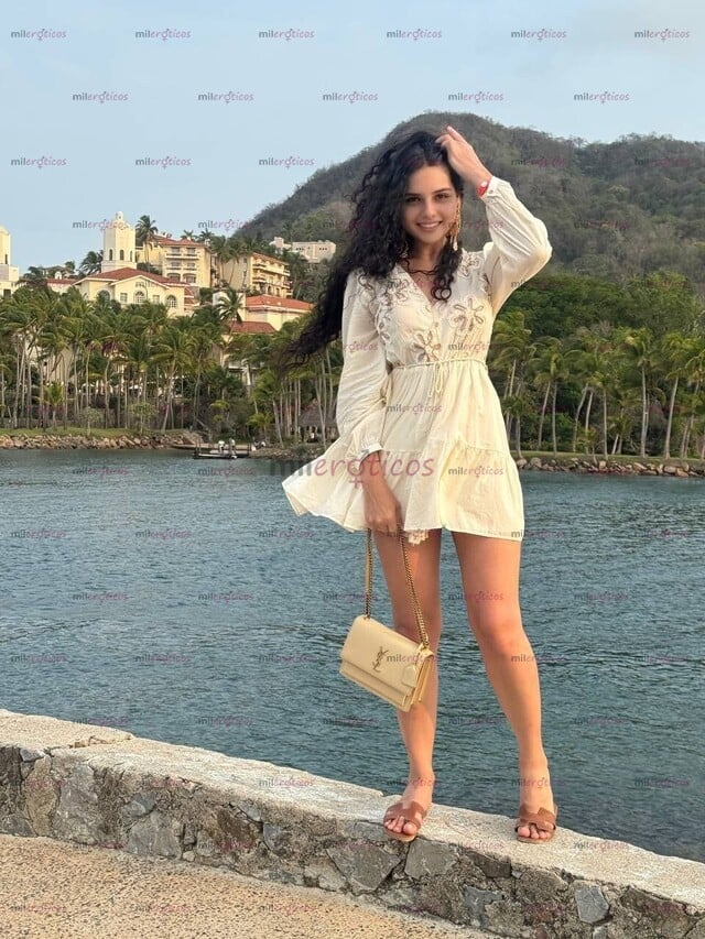 FOTOS DE LA MÁS FINA EDUCADA CON CLASE CON BELLEZA Y ESTILO SASHA MONTENEGRO 21 AÑOS