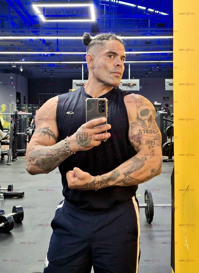 FOTOS DE EL REGALO PERFECTO PARA ELLA UN MACHO FITNESS GUAPO Y DOTADO