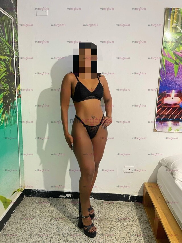 FOTOS DE NEGRA EXTROVERTIDA, CON GANAS DE PASAR UNA NOCHE RICA