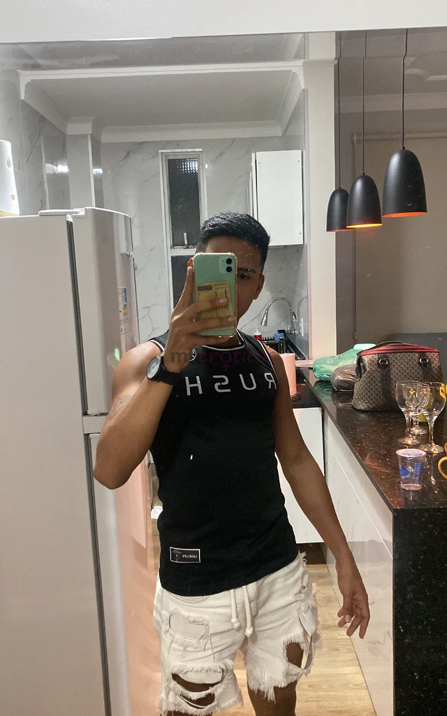 Altura 1 73 peso 68 kg versatil sem preferencia sou uma otima companhia para voce ter em uma noite sou extrovertido engracado educado e safado tambem...