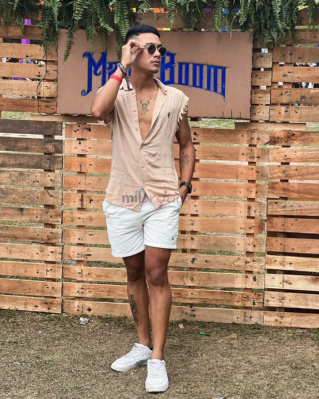 Altura 1 73 peso 68 kg versatil sem preferencia sou uma otima companhia para voce ter em uma noite sou extrovertido engracado educado e safado tambem...