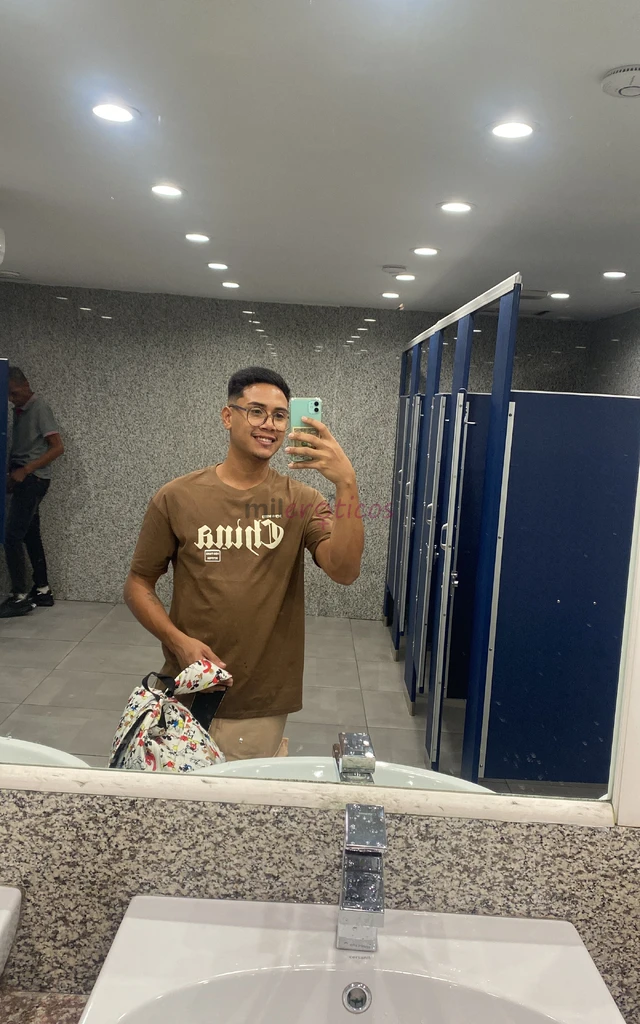 Altura 1 73 peso 68 kg versatil sem preferencia sou uma otima companhia para voce ter em uma noite sou extrovertido engracado educado e safado tambem...