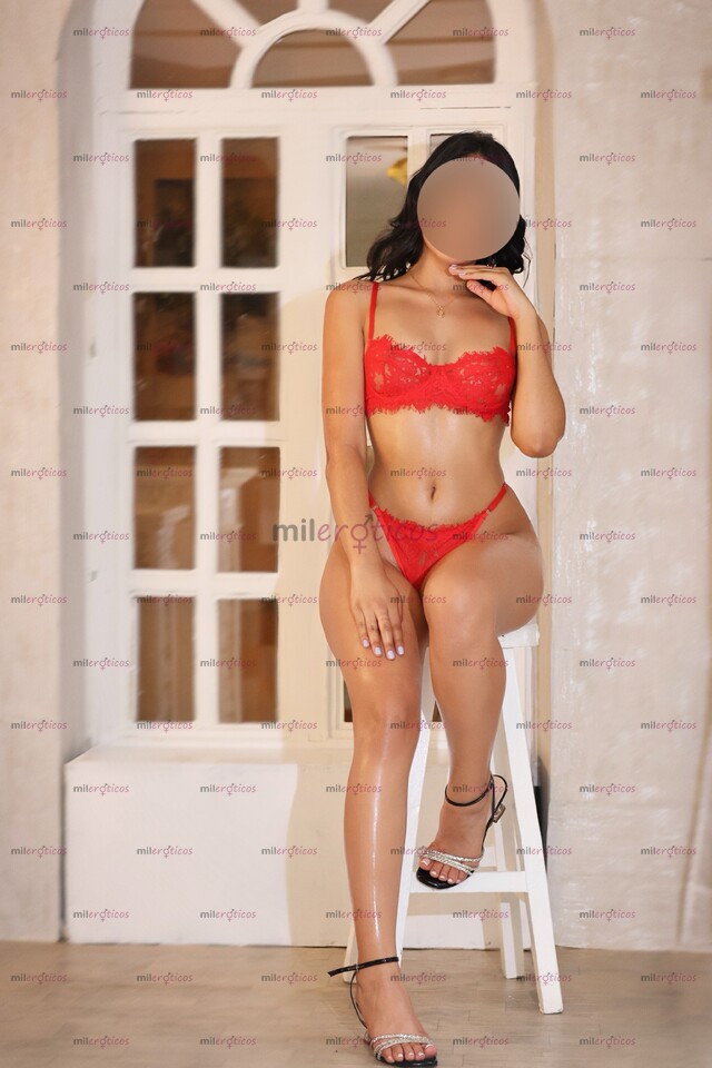 FOTOS DE LAU UNA HERMOSA CHICA DELGADA CON UN CUERPO NATURAL