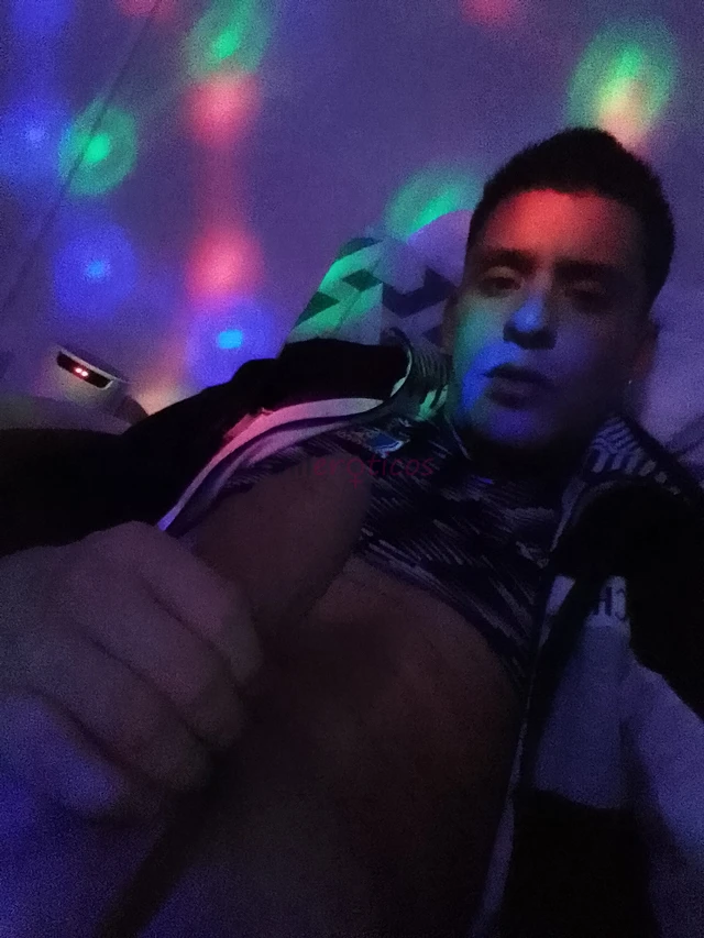 Hola soy maximo me gusta disfrutar de buen sexo atiendo parejas trios vendo contenido hago video llamadas soy bisexul l me gustan los hombres amp mido...