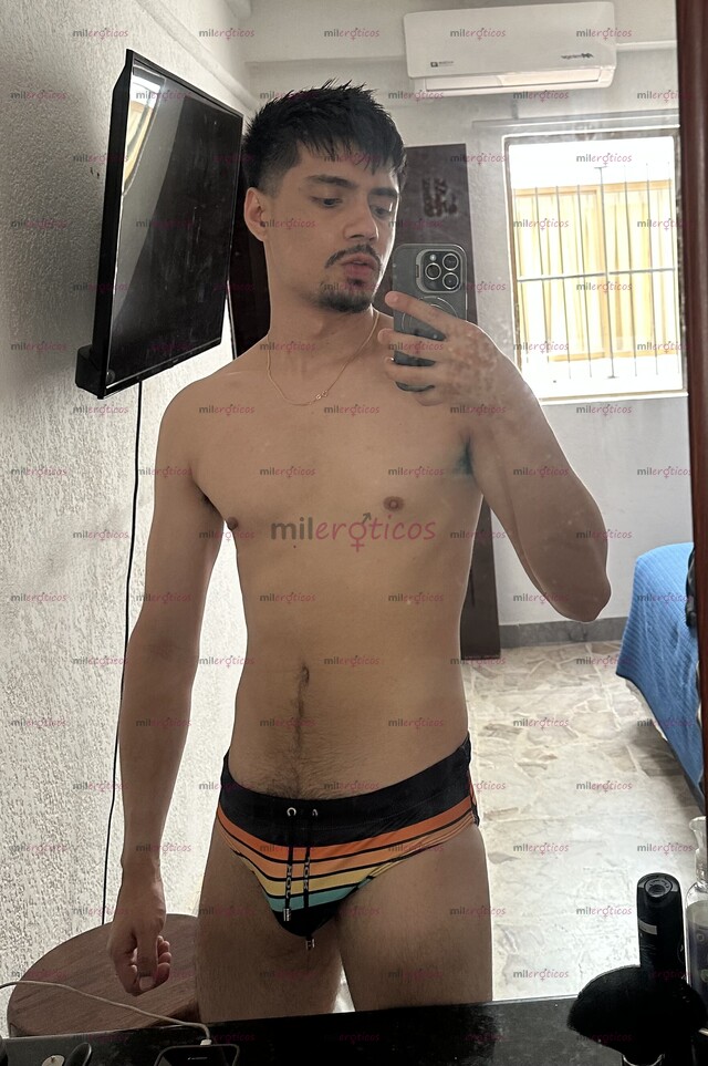 FOTOS DE JOVEN CON BUENA POLLA GRUESA CALIENTE Y FETICHISTA