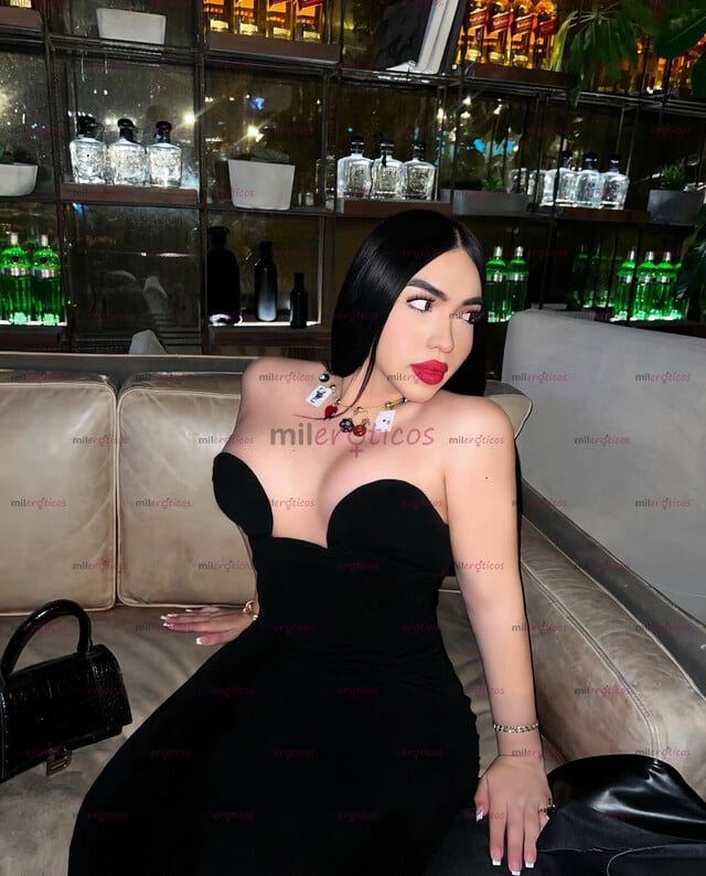 FOTOS DE ELEGANCIA Y PORTE CON UN CARAMELO ENTRE SUS PIERNAS DE 20 CM SOY TU MEJOR OPCIÓN