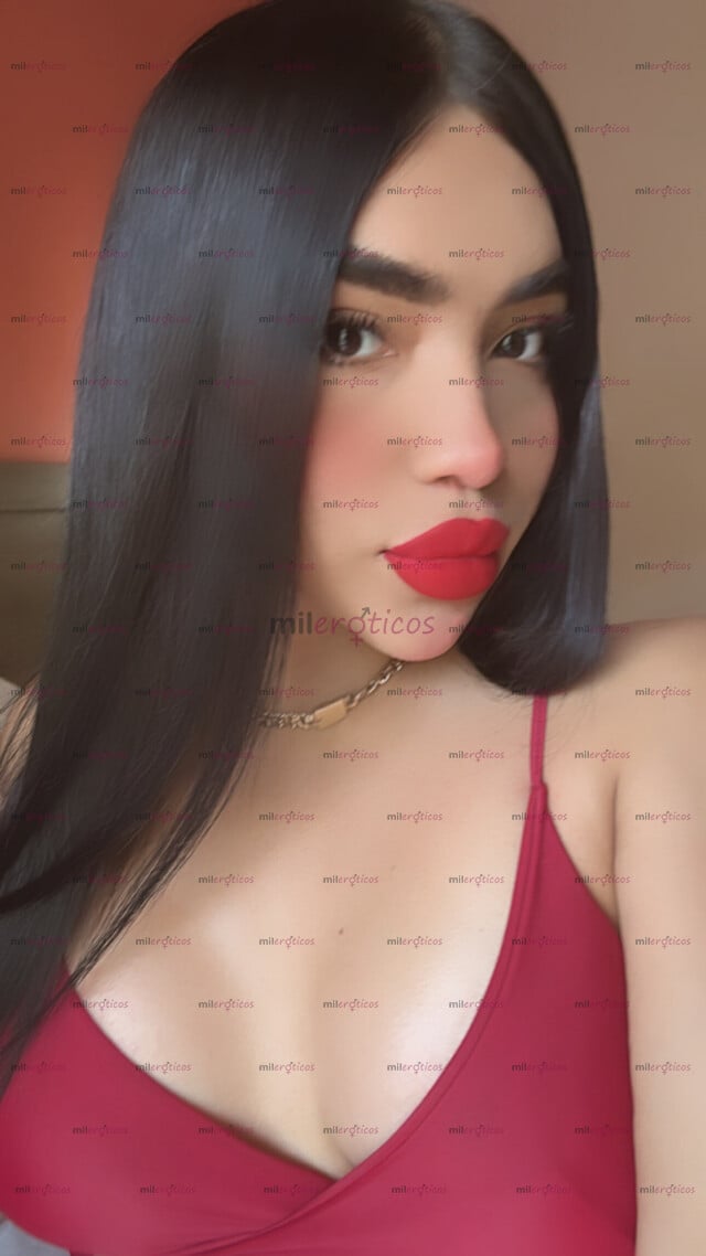 FOTOS DE ELEGANCIA Y PORTE CON UN CARAMELO ENTRE SUS PIERNAS DE 20 CM SOY TU MEJOR OPCIÓN