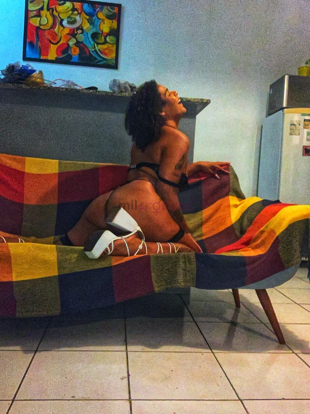 Sou francine morena olhos verdes mineira versatil 17 cm e muito safadinha tenho local discreto e estou disponivel para realizar os seus fetiches mais...