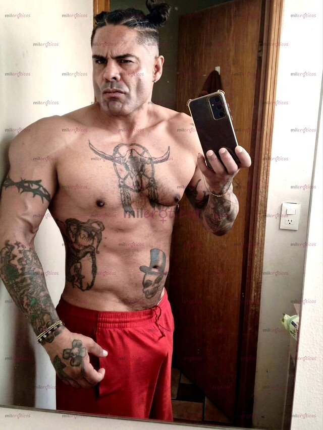 FOTOS DE EL REGALO PERFECTO PARA ELLA UN MACHO FITNESS GUAPO Y DOTADO