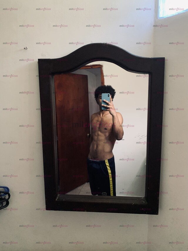 FOTOS DE JOVEN MORENO, CON BUENOS TRATOS Y DOTES TUS MAYORES DESEOS, PRA MI SERÁN MAGIA