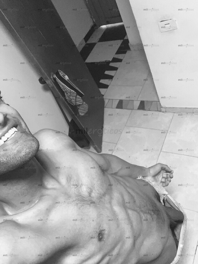 FOTOS DE JOVEN MORENO, CON BUENOS TRATOS Y DOTES TUS MAYORES DESEOS, PRA MI SERÁN MAGIA