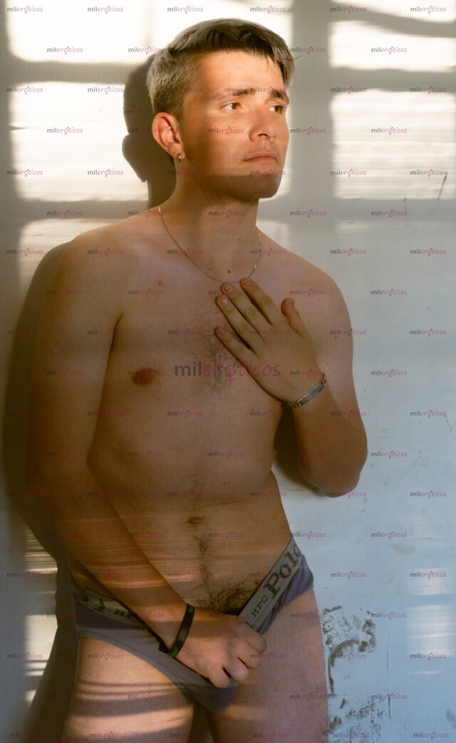 FOTOS DE JOVEN CALIENTE CON 23 CENTÍMETROS DE PLACER QUE TE HARAN PISAR EL CIELO