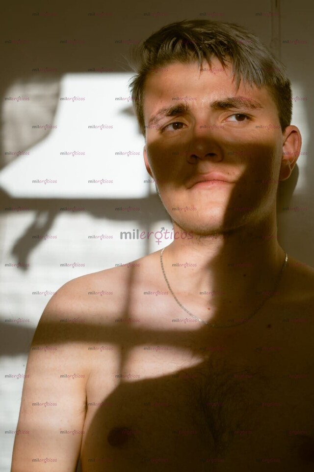 FOTOS DE JOVEN CALIENTE CON 23 CENTÍMETROS DE PLACER QUE TE HARAN PISAR EL CIELO