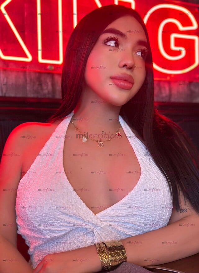FOTOS DE ELEGANCIA Y PORTE CON UN CARAMELO ENTRE SUS PIERNAS DE 20 CM SOY TU MEJOR OPCIÓN