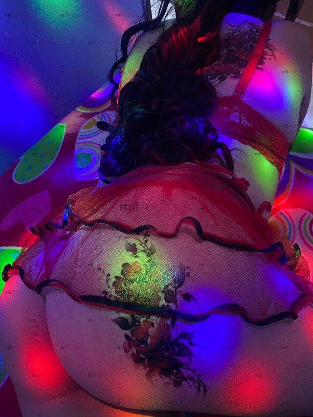 FOTOS DE NIÑA COMPLACIENTE DE MENTE ABIERTA DIVERTIDA CON CUCA MOJADITA