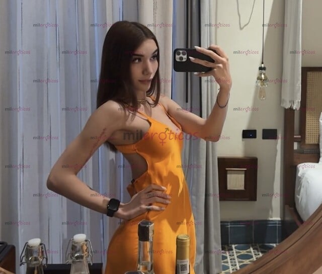 FOTOS DE UNA MODELO EN TODOS LOS SENTIDOS, ALTA, BLANCA, DELGADA Y CON UNOS PECHOS DIVINO