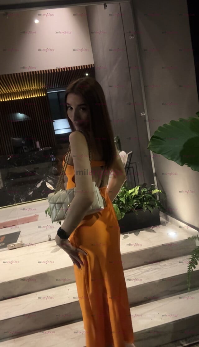 FOTOS DE UNA MODELO EN TODOS LOS SENTIDOS, ALTA, BLANCA, DELGADA Y CON UNOS PECHOS DIVINO