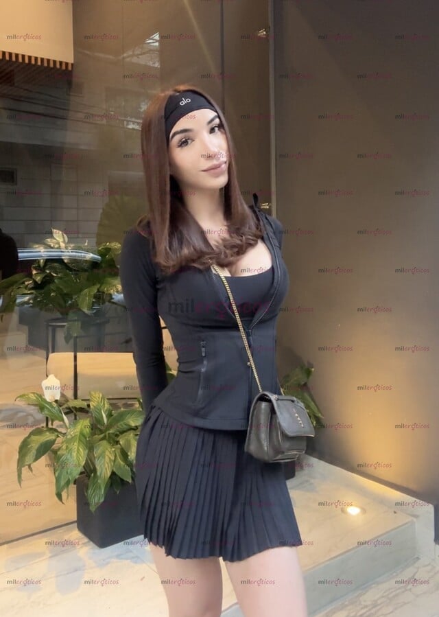FOTOS DE UNA MODELO EN TODOS LOS SENTIDOS, ALTA, BLANCA, DELGADA Y CON UNOS PECHOS DIVINO