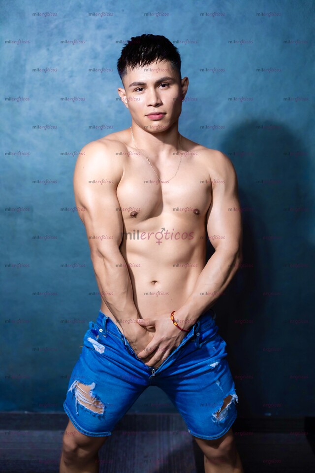 FOTOS DE DEPORTISTA DE FUTBOL ,CUERPO LAMPIÑO COMPLACIENTE Y CACHONDO !