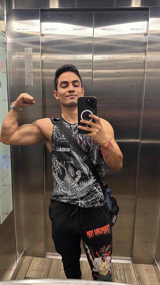 FOTOS DE ALEX MASAJISTA VARONIL, ATLÉTICO Y GUAPO, PARA CONSENTIRTE