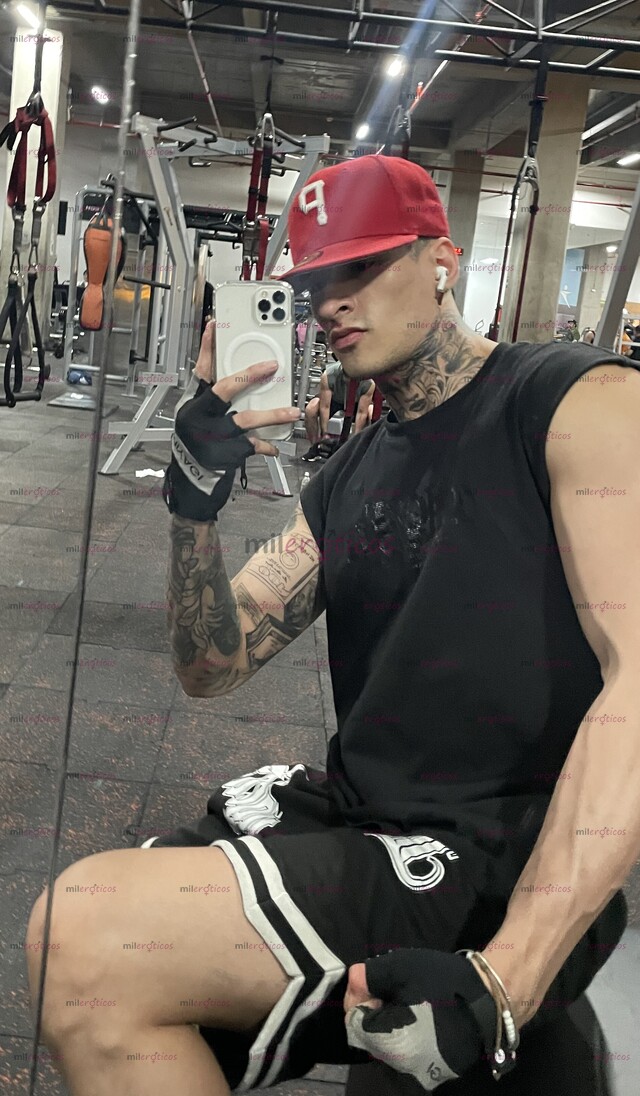 FOTOS DE HEY , JOVEN TATUADO ATLÉTICO LISTO PARA COMPLACERLO