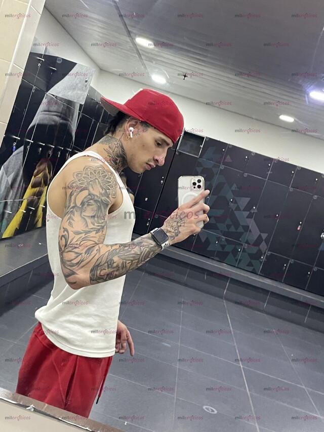 FOTOS DE HEY , JOVEN TATUADO ATLÉTICO LISTO PARA COMPLACERLO