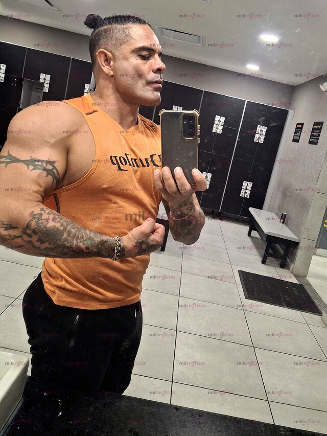 FOTOS DE SIMETRÍA ESCULTURAL DE HOMBRE MACHO FORNIDO