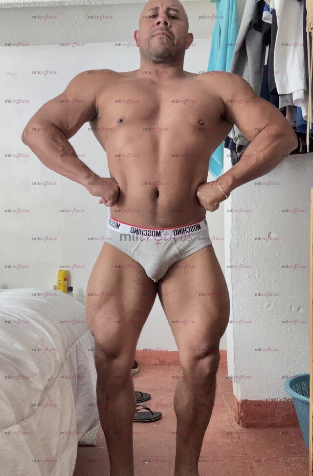 FOTOS DE FISICULTURISTA ACTIVO, CON BUENA HERRAMIENTA Y MUY CALIENTE