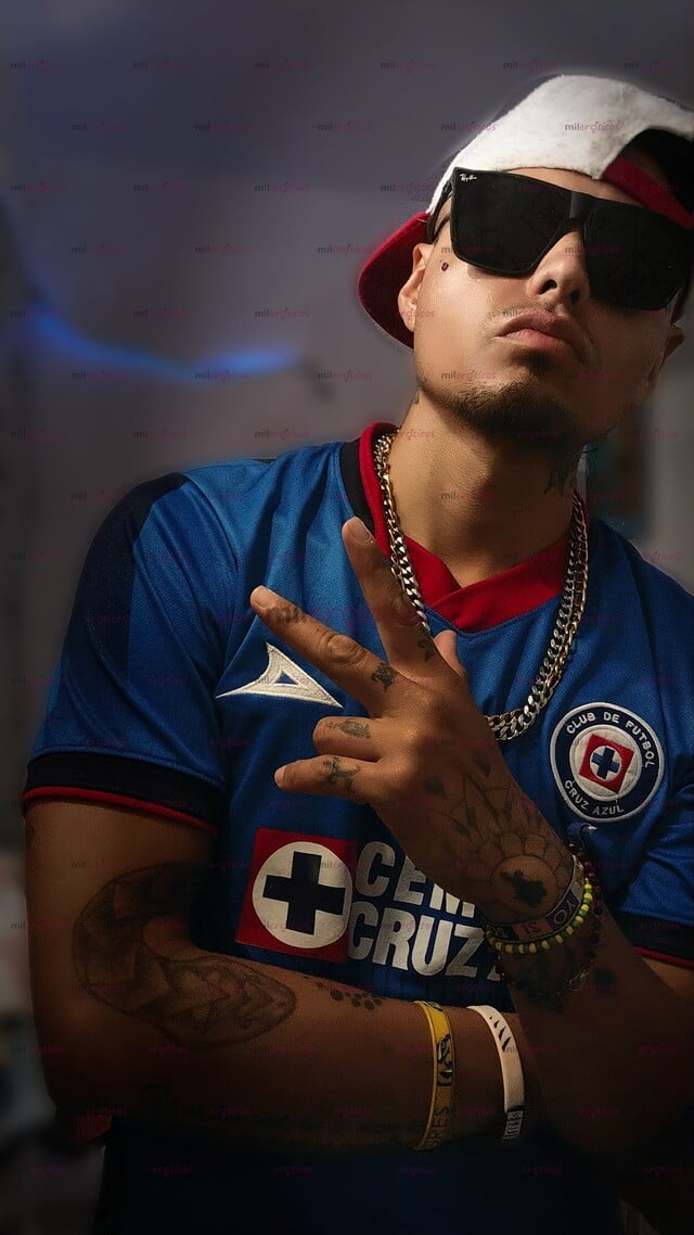 FOTOS DE CHACAL FUTBOLERO, ACA SE SUDA LA CAMISETA DETONANDO Y LLENANDO CULOS DE SEMEN