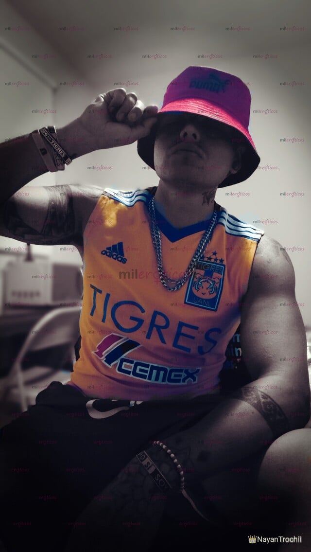 FOTOS DE CHACAL FUTBOLERO, ACA SE SUDA LA CAMISETA DETONANDO Y LLENANDO CULOS DE SEMEN