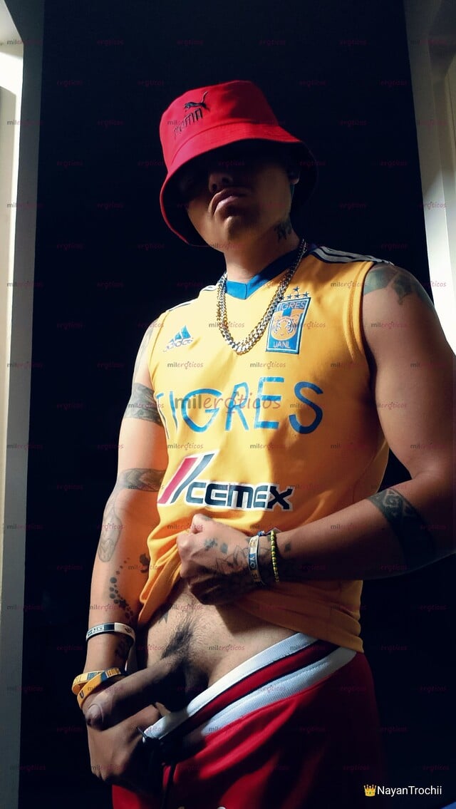 FOTOS DE CHACAL FUTBOLERO, ACA SE SUDA LA CAMISETA DETONANDO Y LLENANDO CULOS DE SEMEN