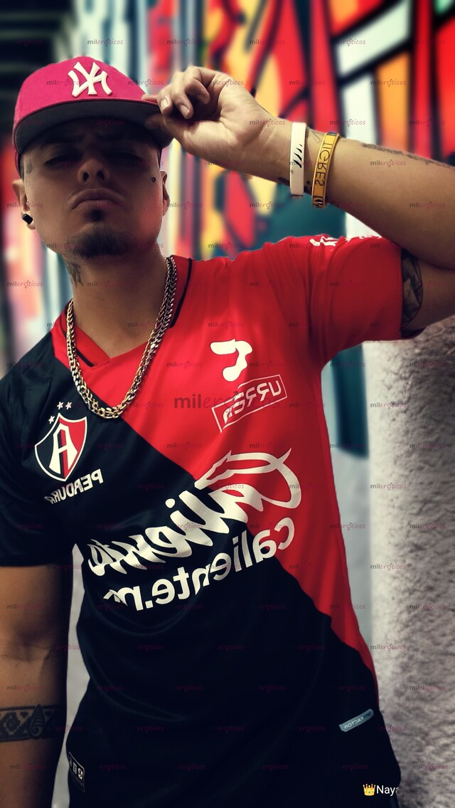 FOTOS DE CHACAL FUTBOLERO, ACA SE SUDA LA CAMISETA DETONANDO Y LLENANDO CULOS DE SEMEN