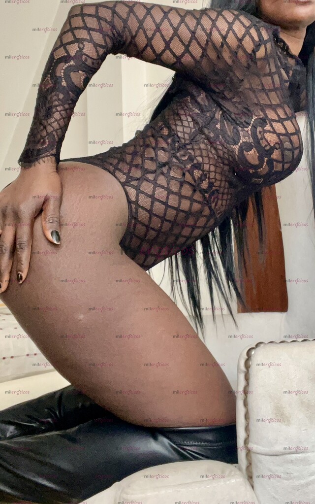 FOTOS DE MONUMENTO DE NEGRA DIOSA ARTÍSTICA, CUERPO EXPECTACULAR