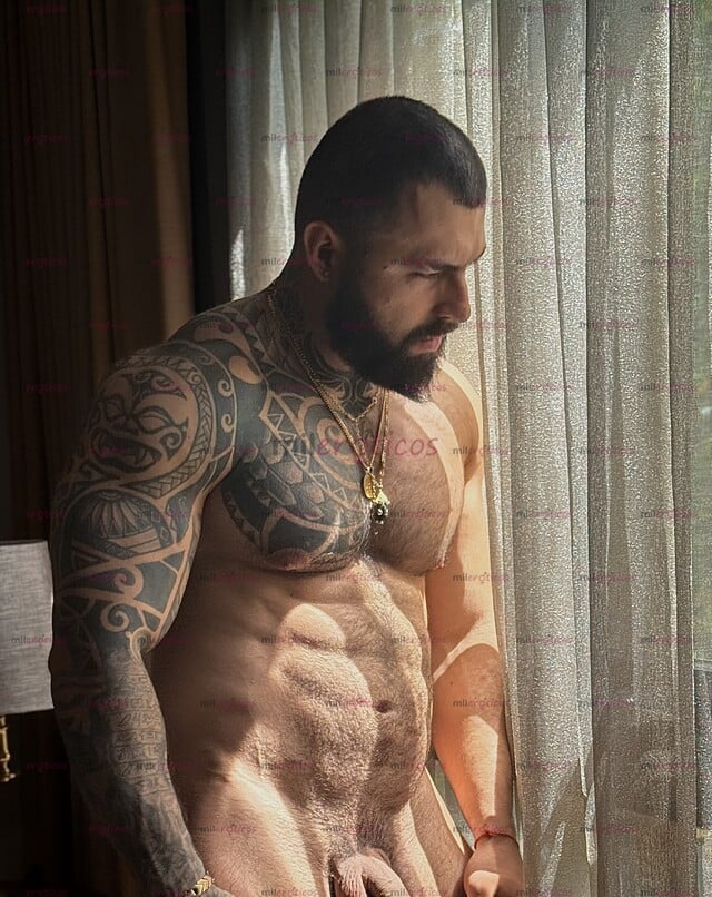 FOTOS DE EXTRANJERO CON PORTE MASCULINO MASAJISTA Y CREADOR DE EXPERENCE